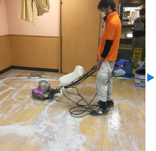 【水戸市】スキルズ　清掃と管理のプロ　床の清掃中の写真