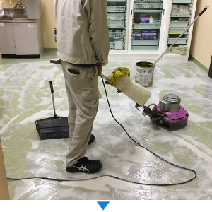 【水戸市】スキルズ　清掃と管理のプロ　床の清掃中の写真